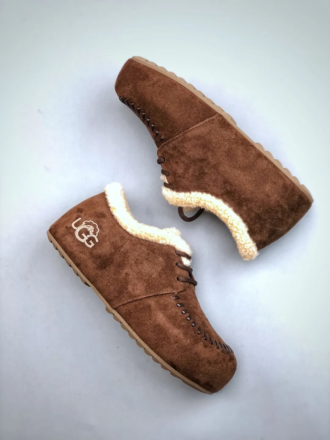 💰520 supports the store G UGG2025ss official website latest hanni thick sole, I love it so much, and it is very light and easy to wear. When paired with socks, it has a super sweet girly feel. Dopamine color, full of vitality, really super girl ~ fall in love at a glance, original material of the upper, original outsole, soft and comfortable on the feet, versatile, can make the legs look longer in seconds, a must-have item for summer Size: 35-40